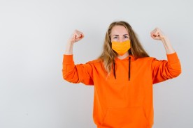 femeia care poarta masca ca sa se protejeze de virusuri