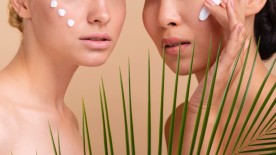 femei care isi aplica creme pe fata, produse pentru ten, planta tropicala
