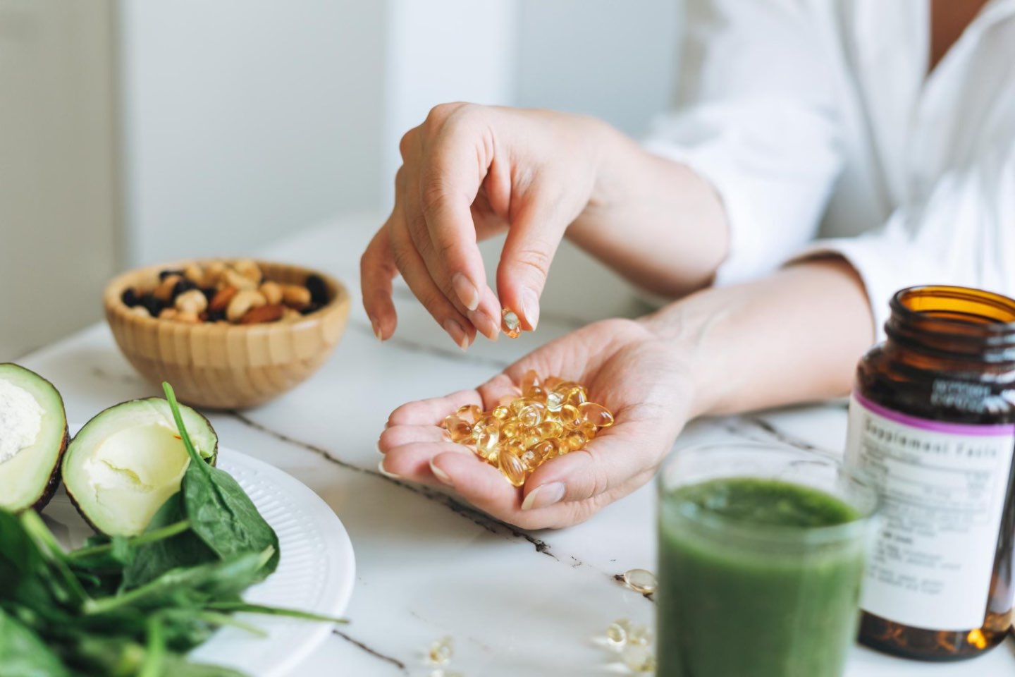 femeie care numara pastile, suplimente alimentare cu vitamina B, gustari vegetariene sanatoase